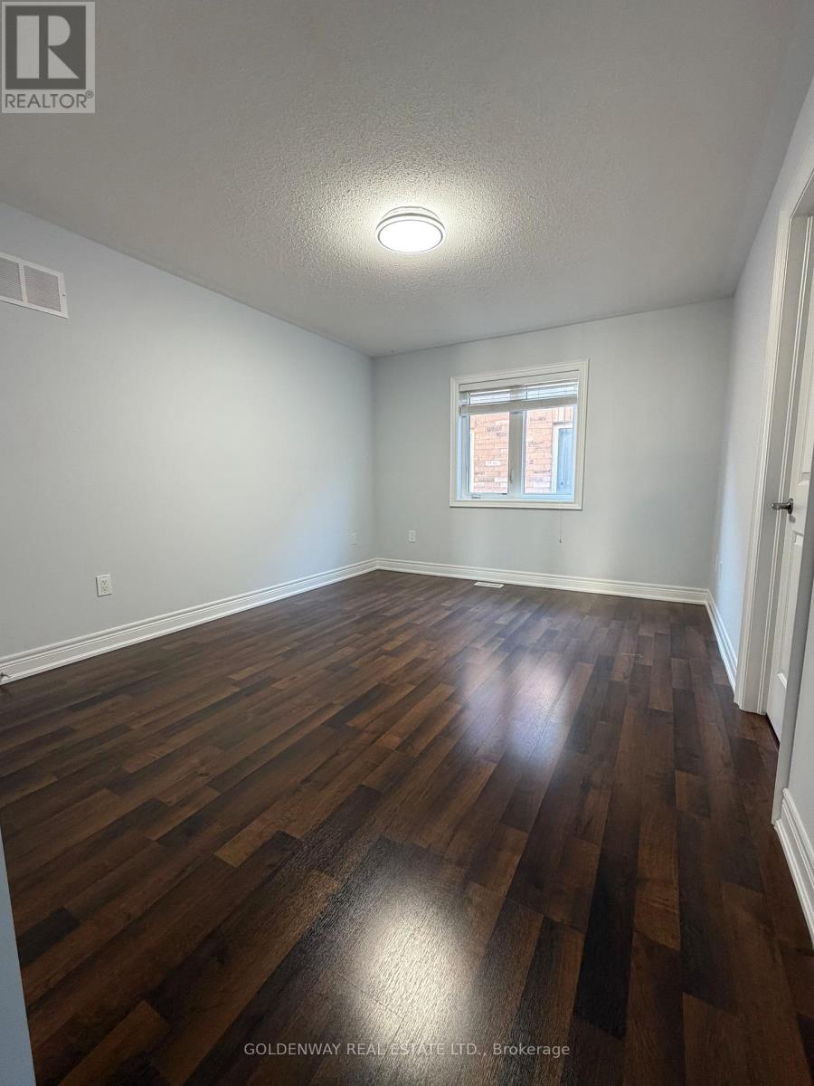 16 Jericho Avenue, Georgina, Ontario  L4P 0G9 - Photo 10 - N12365270