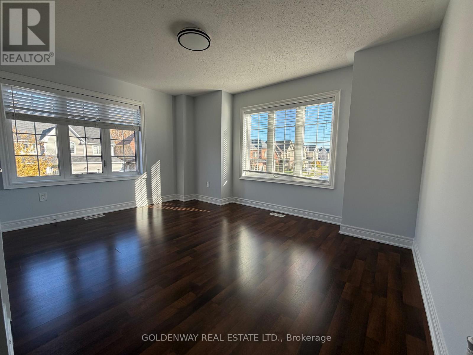 16 Jericho Avenue, Georgina, Ontario  L4P 0G9 - Photo 12 - N12365270