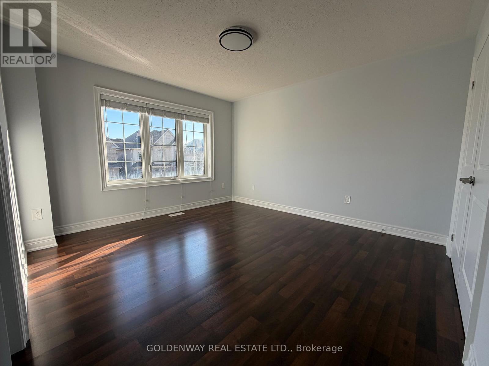 16 Jericho Avenue, Georgina, Ontario  L4P 0G9 - Photo 11 - N12365270