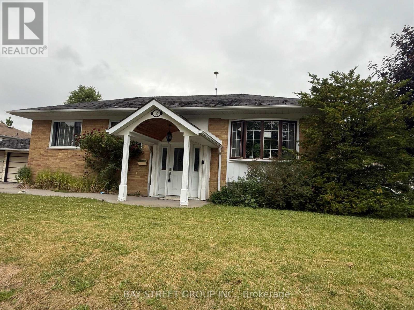 126 Cascade Circle, Richmond Hill, Ontario  L4C 3H7 - Photo 2 - N12487019