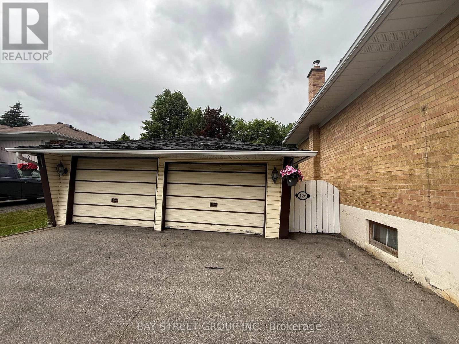 126 Cascade Circle, Richmond Hill, Ontario  L4C 3H7 - Photo 4 - N12487019