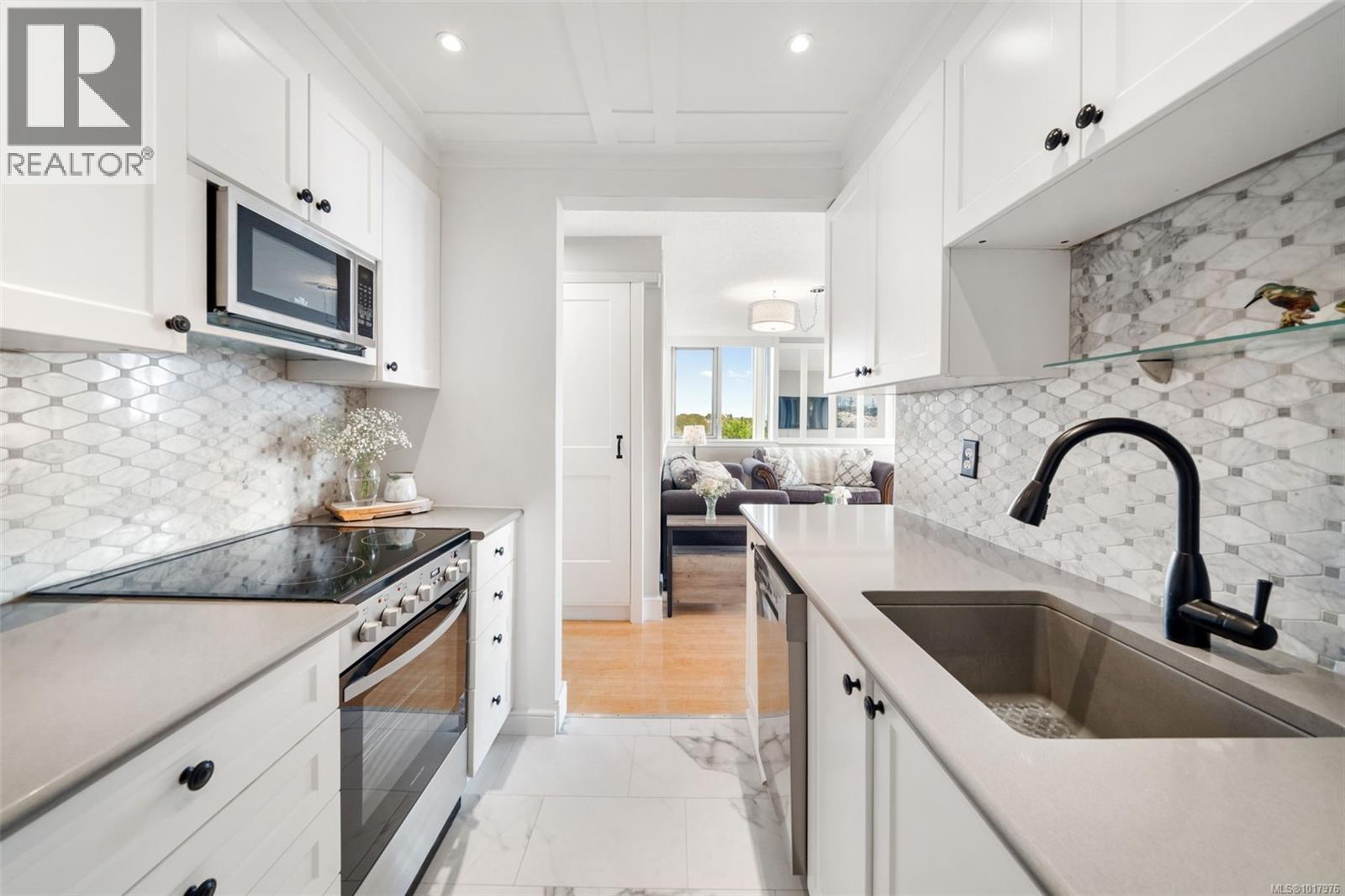 1002 327 Maitland St, Victoria, British Columbia  V9A 7G7 - Photo 17 - 1017976