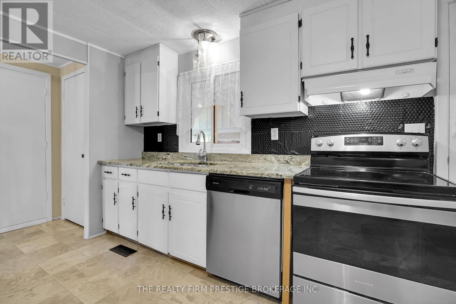 34 Miller St Street, Strathroy-Caradoc, Ontario  N7G 3K8 - Photo 10 - X12396331