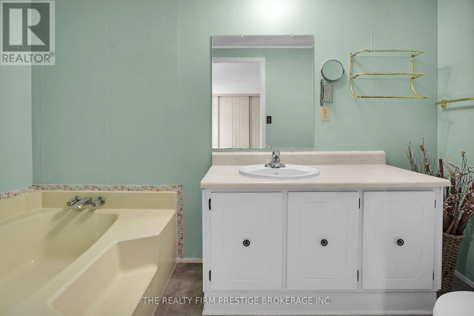 34 Miller St Street, Strathroy-Caradoc, Ontario  N7G 3K8 - Photo 12 - X12396331