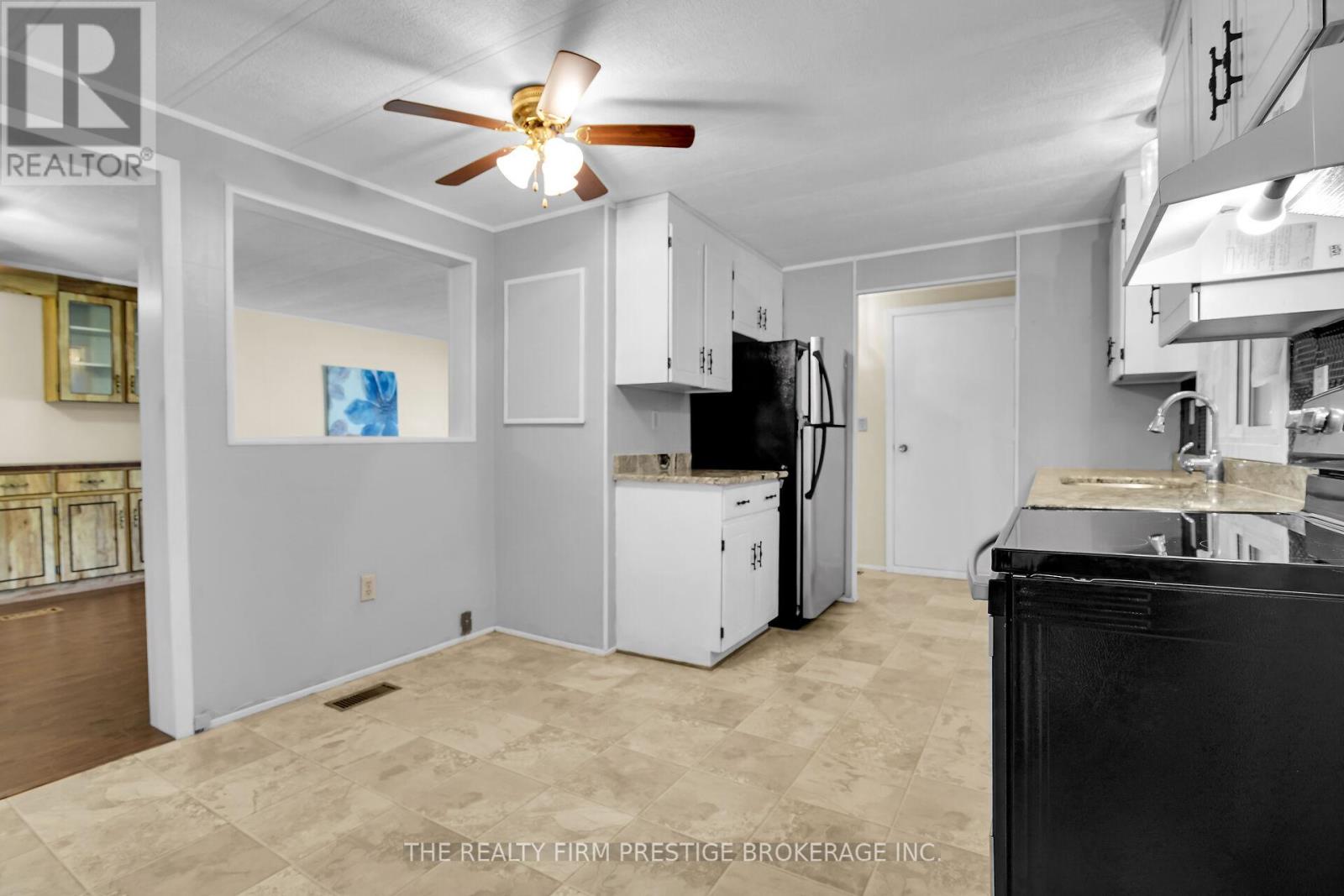 34 Miller St Street, Strathroy-Caradoc, Ontario  N7G 3K8 - Photo 9 - X12396331