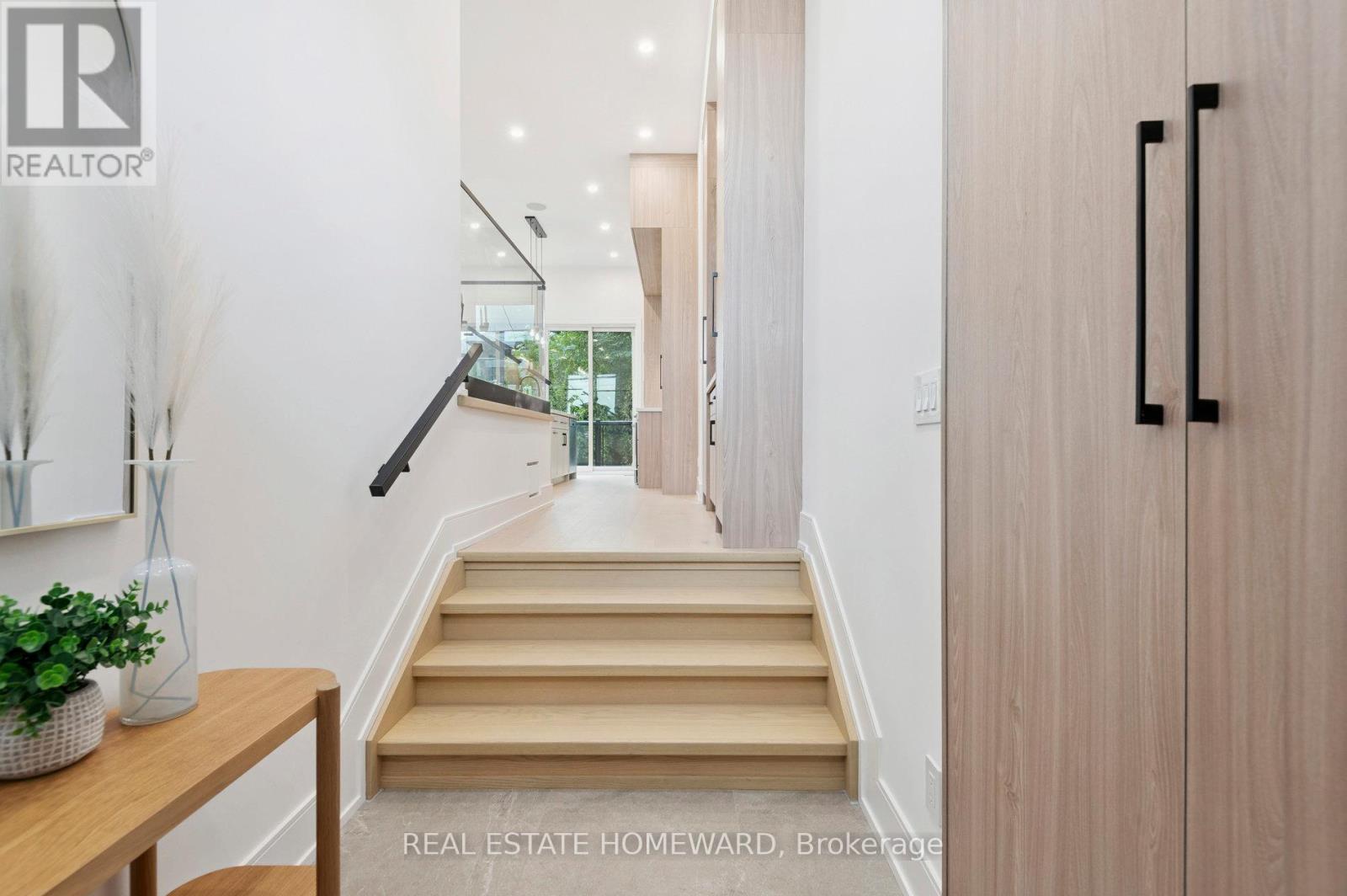 32 Westlake Crescent, Toronto, Ontario  M4C 2X2 - Photo 3 - E12487034