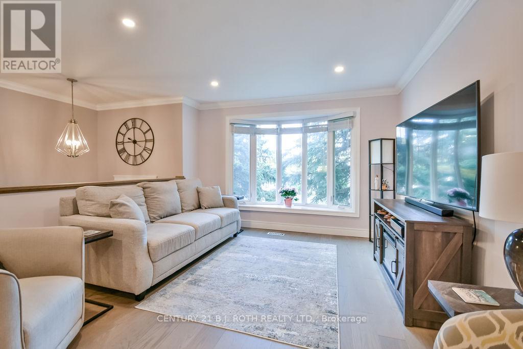 58 Collings Avenue, Bradford West Gwillimbury (Bradford), Ontario  L3Z 1S3 - Photo 4 - N12487054