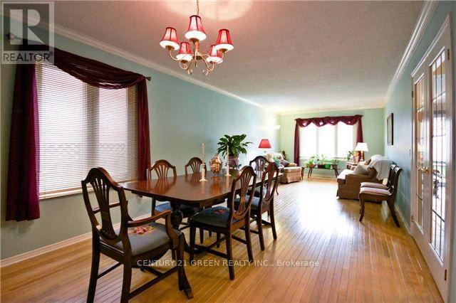 16 Niles Court, Brampton, Ontario  L6S 5T6 - Photo 5 - W12487045