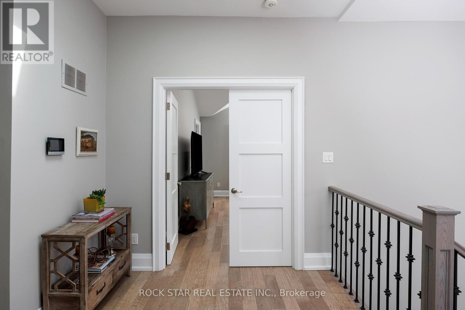 443 Seabourne Drive, Oakville, Ontario  L6L 4E9 - Photo 25 - W12487056