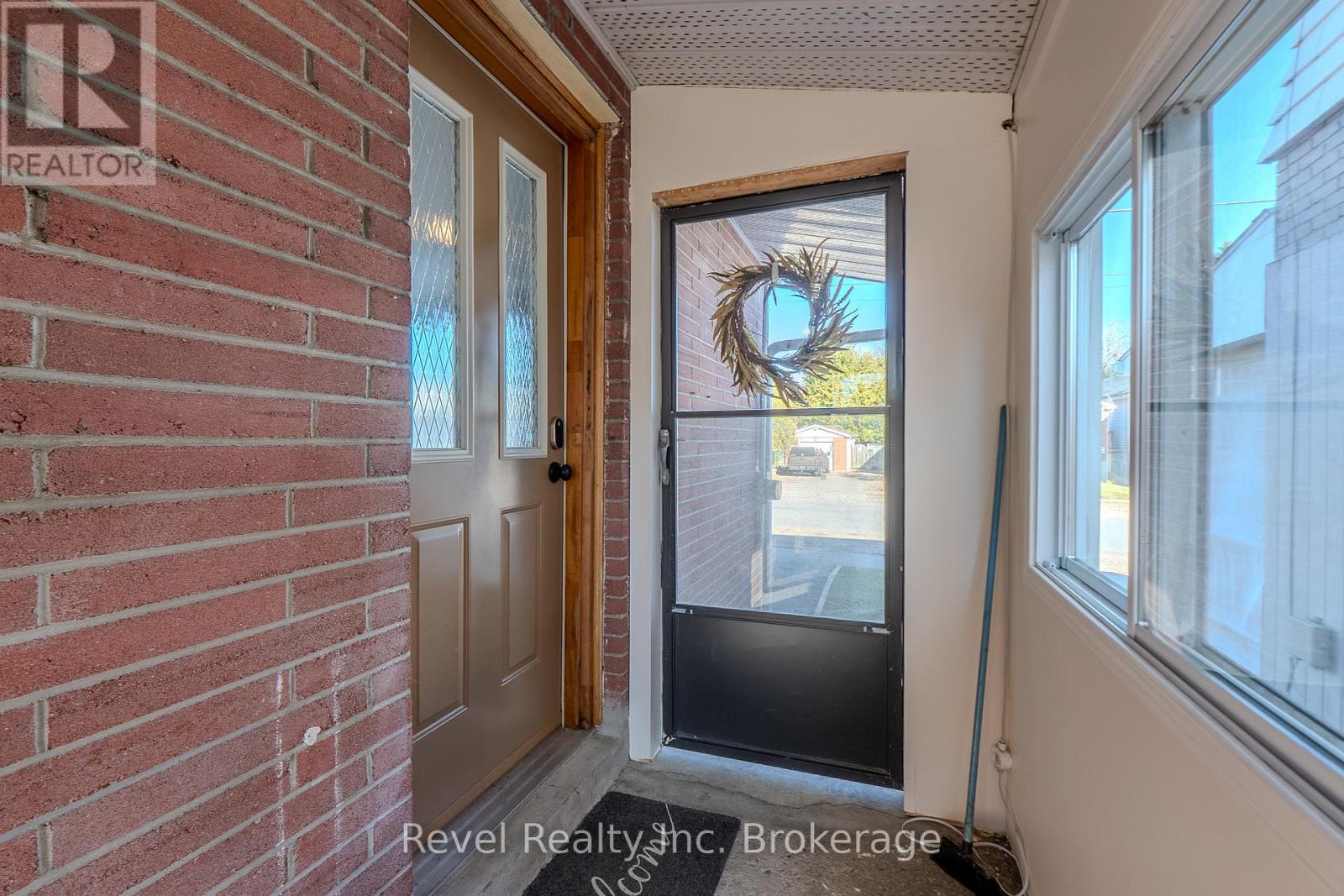 825 Mcintyre Street E, North Bay, Ontario P1B 1E9 - Photo 4 - X12487075