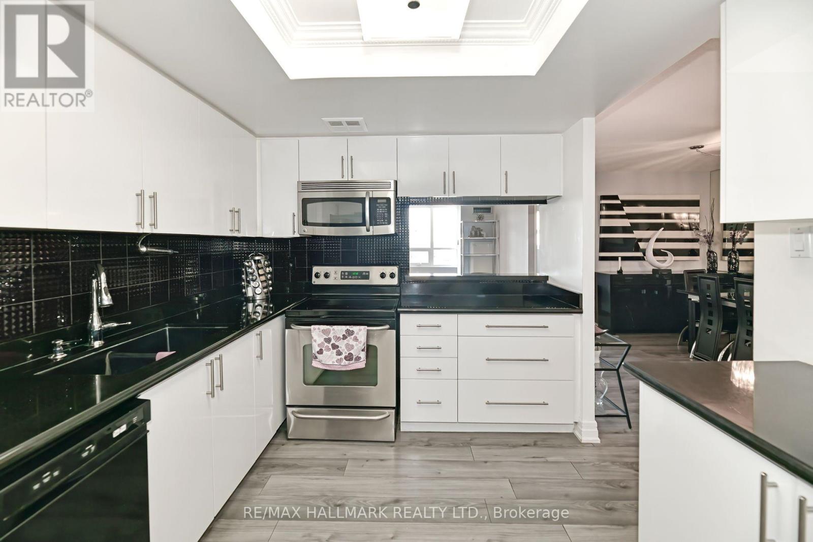 808 - 7601 Bathurst Street, Vaughan, Ontario  L4J 4H5 - Photo 2 - N12487076