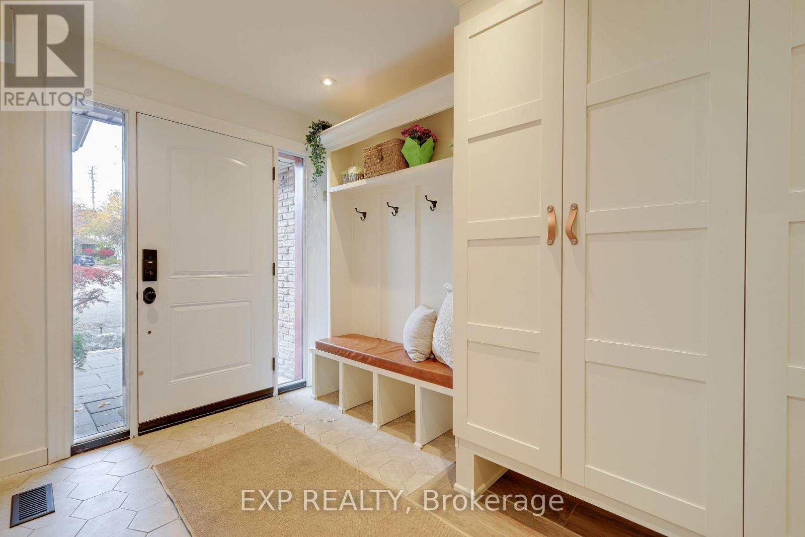 8 Renata Place, Markham, Ontario  L3R 2Y1 - Photo 3 - N12487088