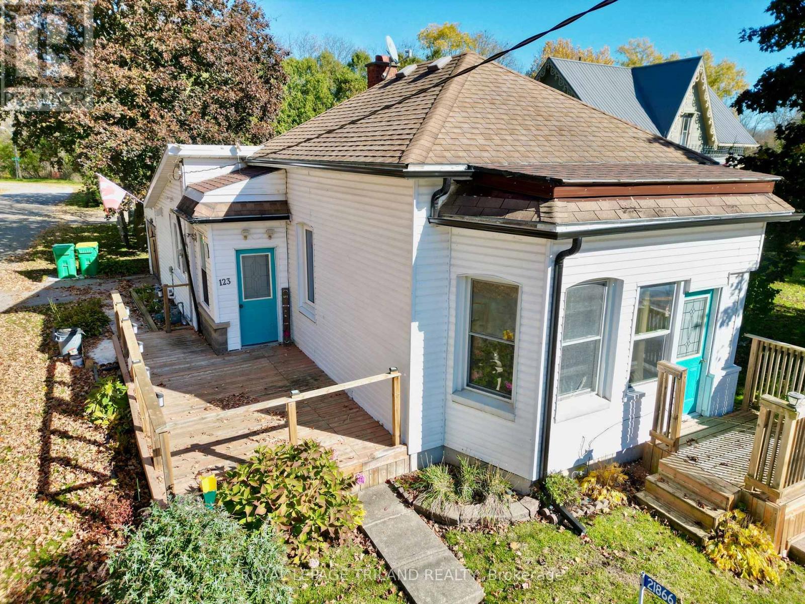 21866 Hagerty Road, Southwest Middlesex, Ontario  N0L 2N0 - Photo 1 - X12487092