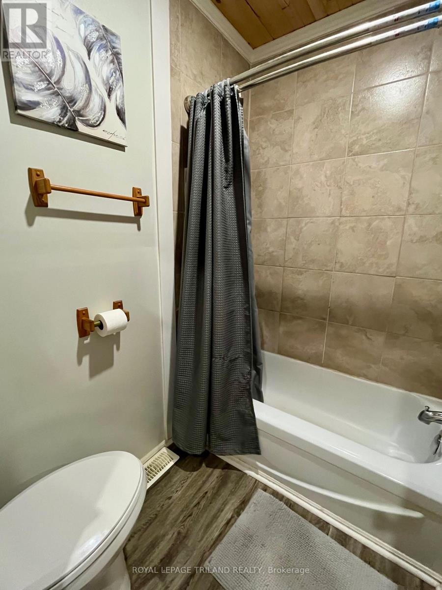 21866 Hagerty Road, Southwest Middlesex, Ontario  N0L 2N0 - Photo 11 - X12487092