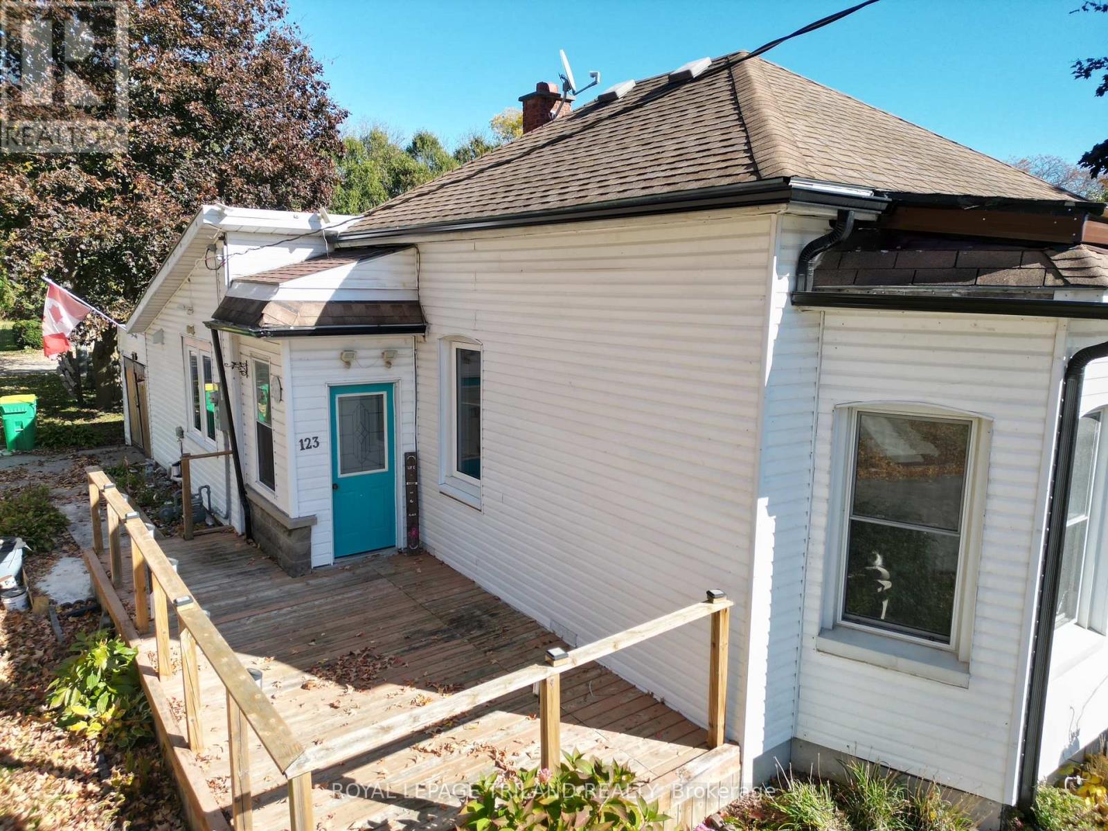 21866 Hagerty Road, Southwest Middlesex, Ontario  N0L 2N0 - Photo 2 - X12487092