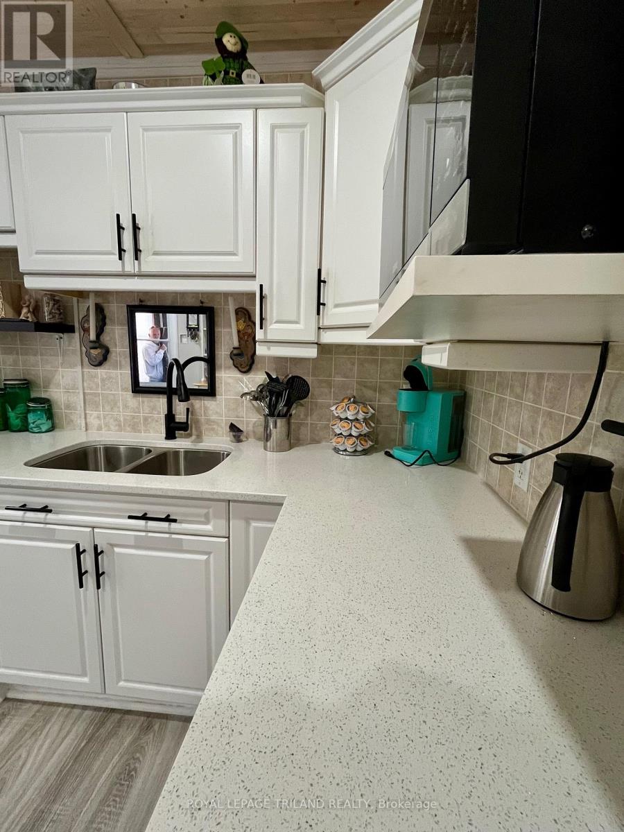 21866 Hagerty Road, Southwest Middlesex, Ontario  N0L 2N0 - Photo 7 - X12487092