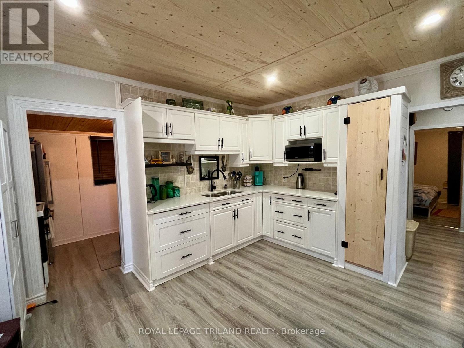 21866 Hagerty Road, Southwest Middlesex, Ontario  N0L 2N0 - Photo 8 - X12487092