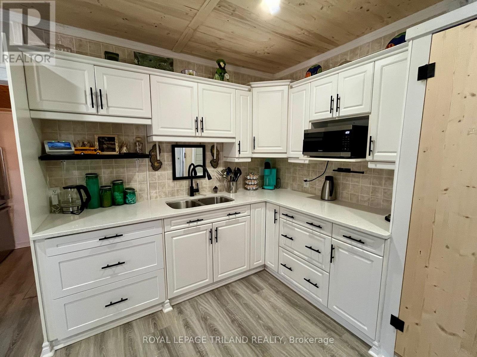 21866 Hagerty Road, Southwest Middlesex, Ontario  N0L 2N0 - Photo 9 - X12487092