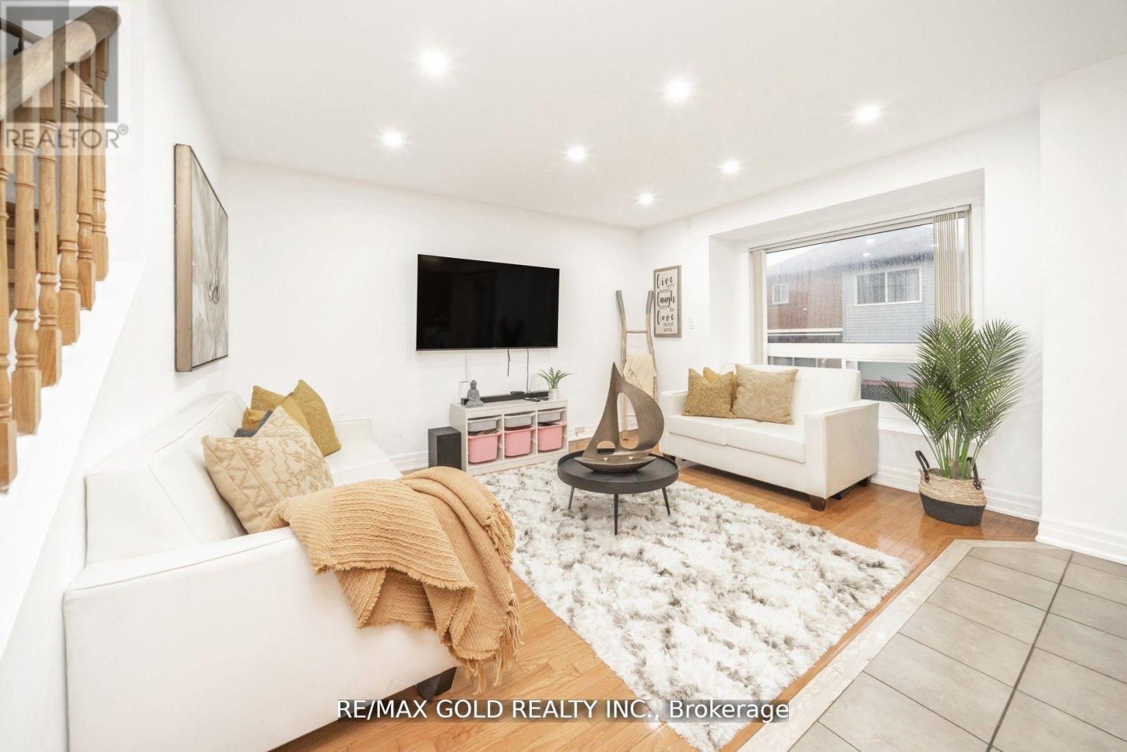 36 Roxton Crescent N, Brampton, Ontario  L7A 2A9 - Photo 12 - W12475106