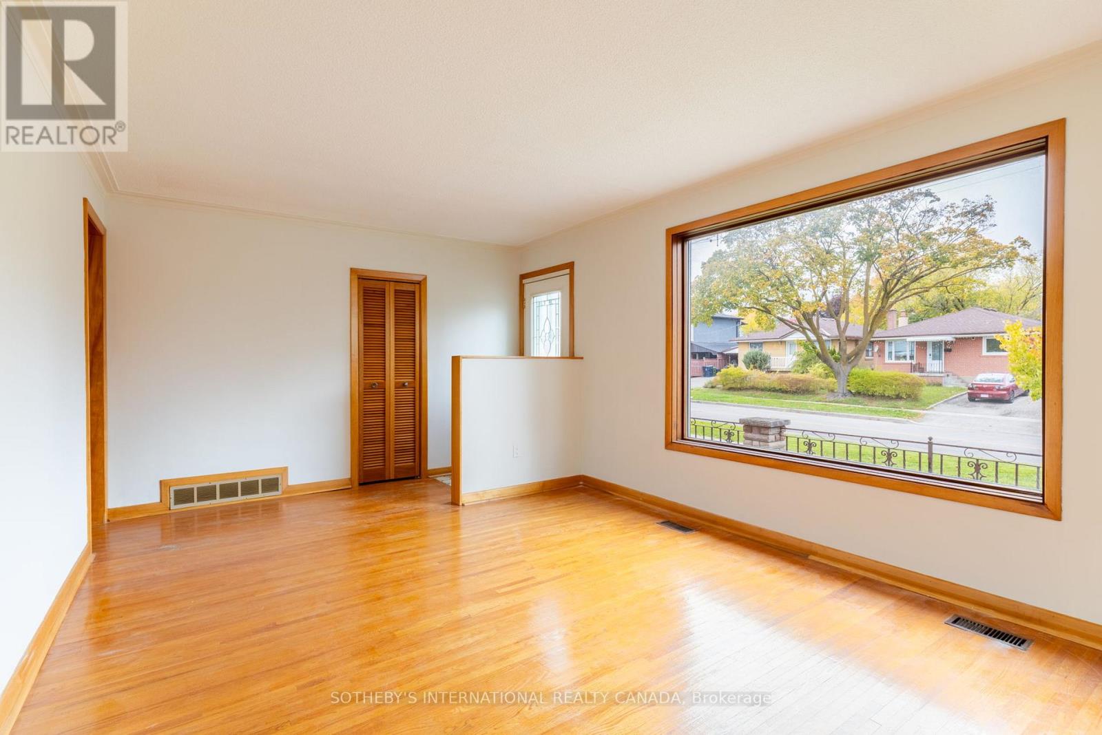 123 Redwater Drive, Toronto, Ontario  M9W 2A3 - Photo 5 - W12487096