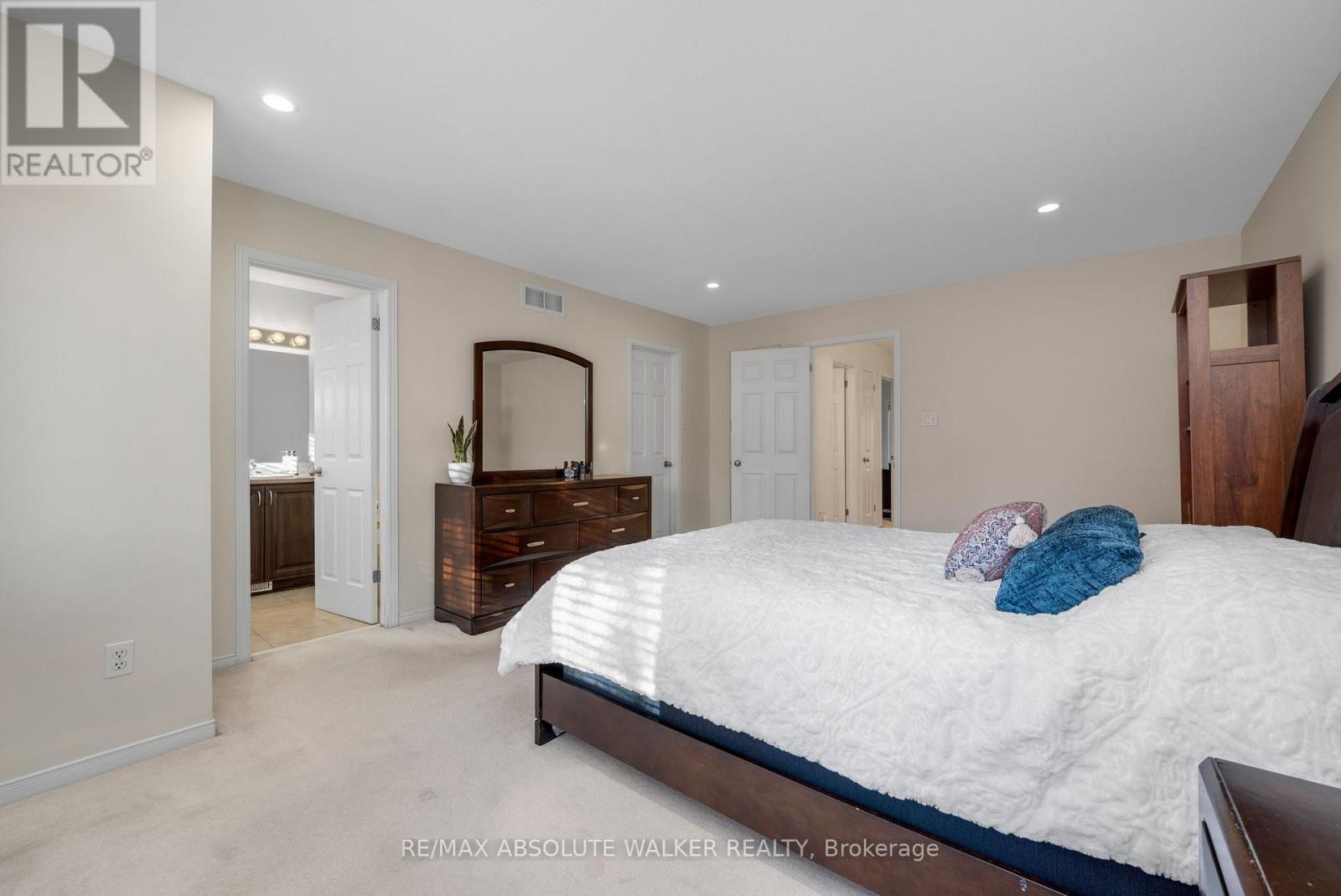 126 Forestcrest Street, Ottawa, Ontario  K1C 7R3 - Photo 21 - X12487113