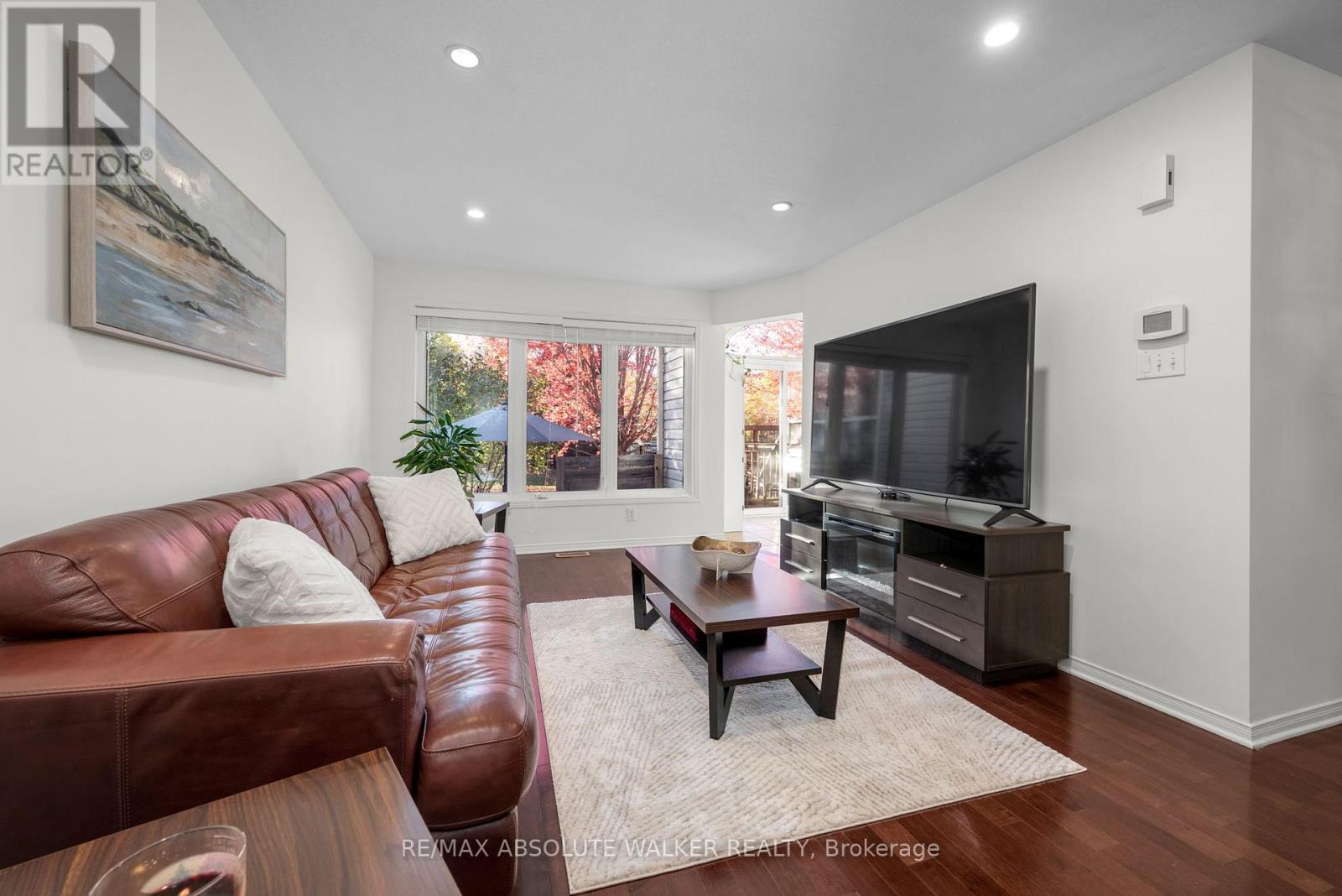 126 Forestcrest Street, Ottawa, Ontario  K1C 7R3 - Photo 6 - X12487113