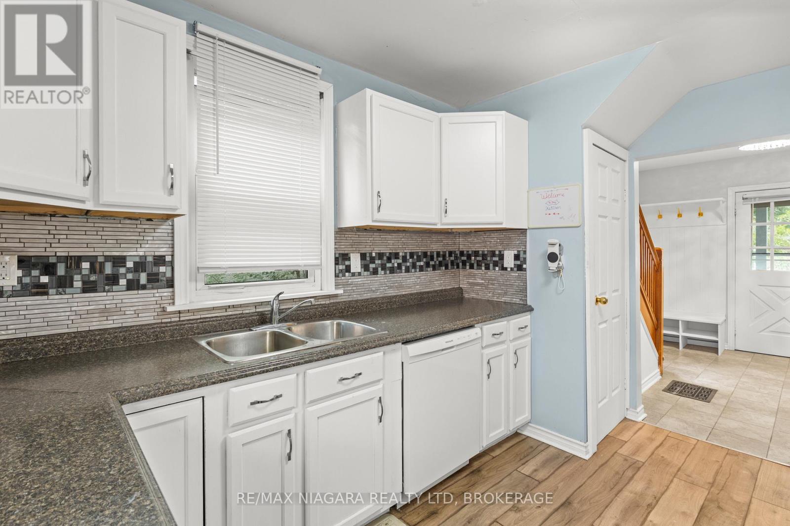 32 Page Street, St. Catharines (E. Chester), Ontario  L2R 4A5 - Photo 5 - X12487134