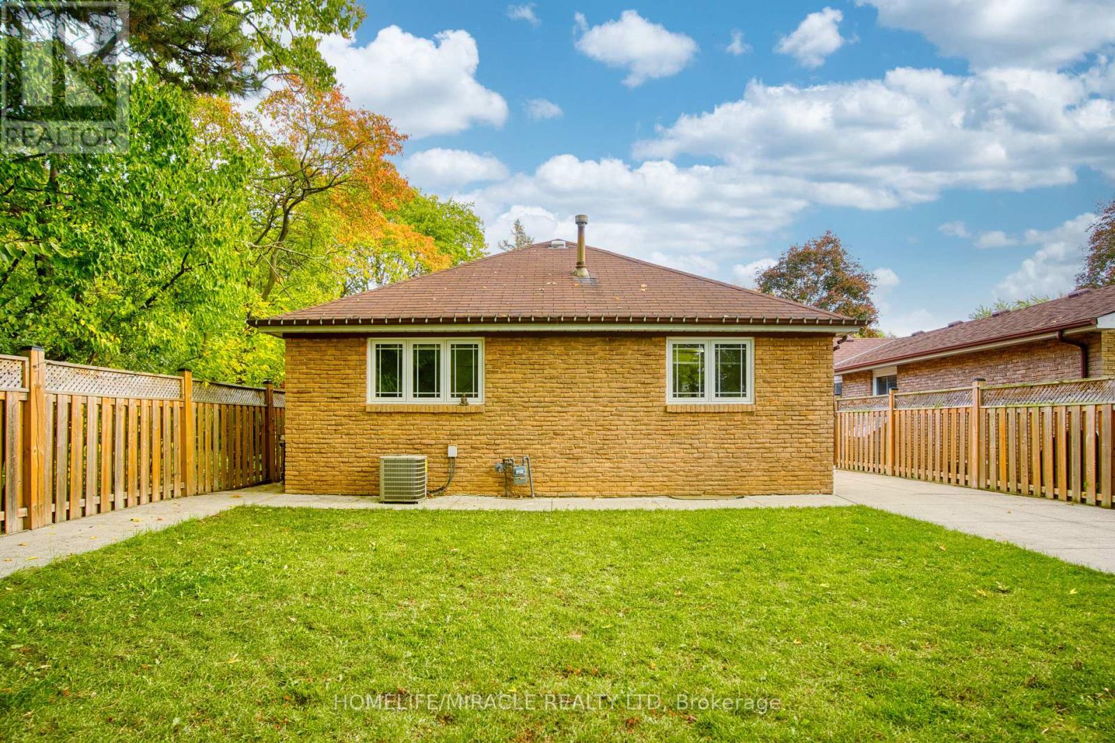 409 - 3353 Martins Pine Crescent, Mississauga, Ontario  L5L 1G3 - Photo 5 - W12486646