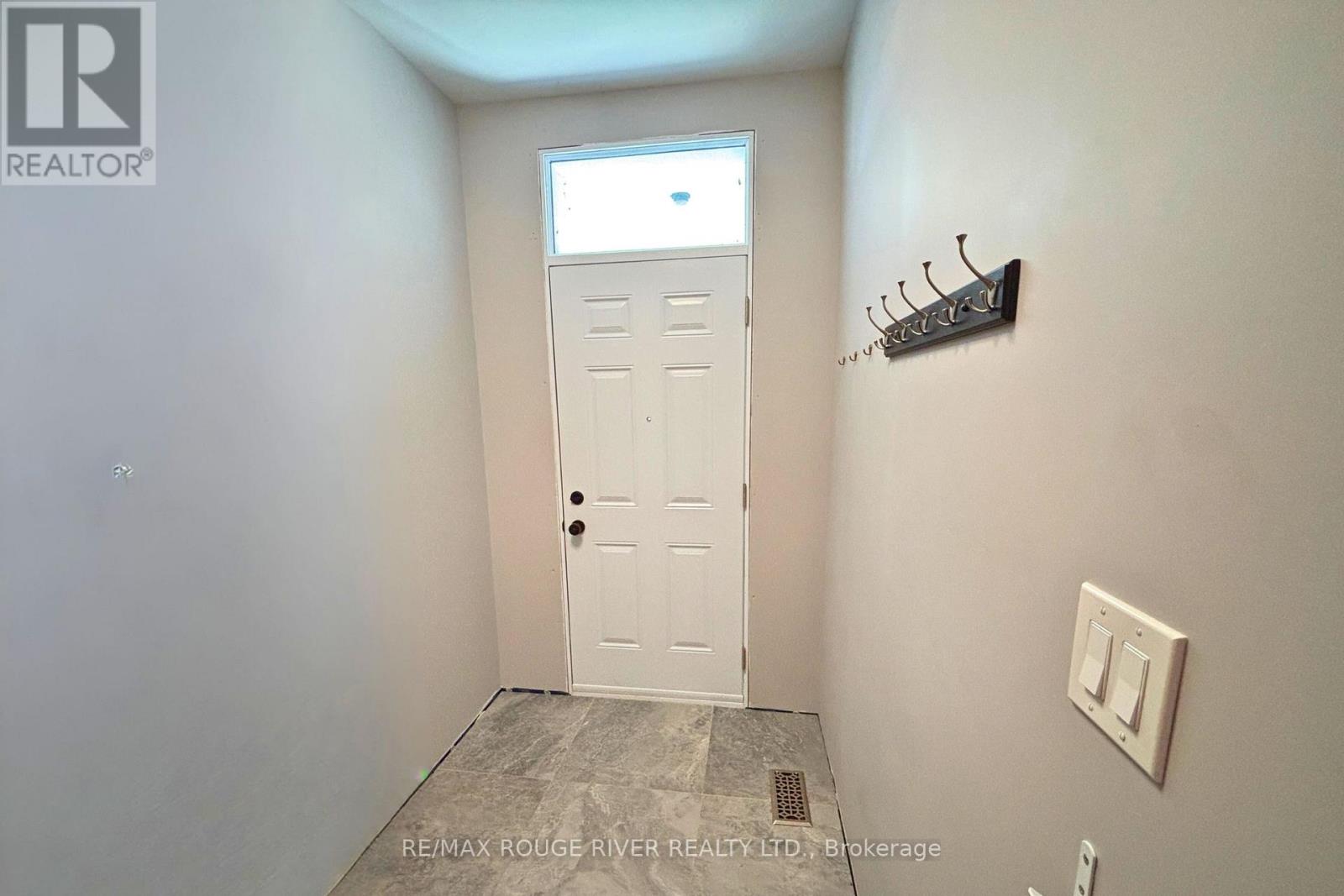 576 Bethune Street, Peterborough (Town Ward 3), Ontario  K9H 3Z8 - Photo 4 - X12487162