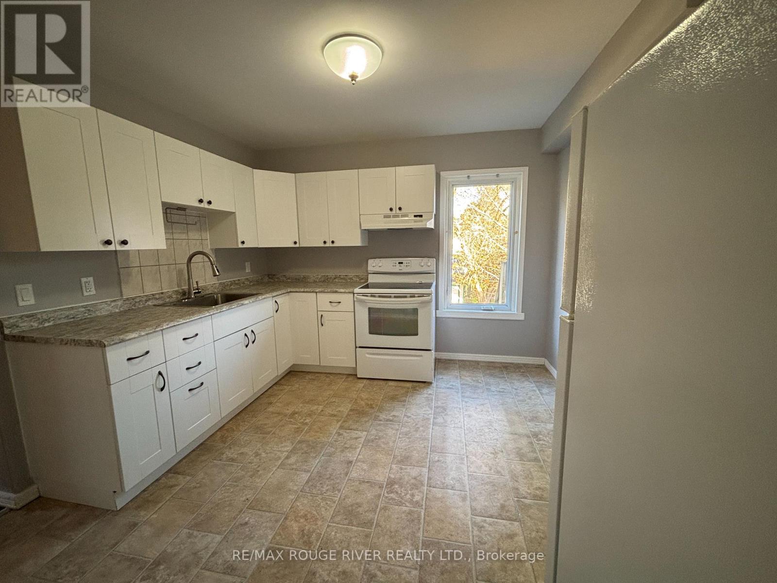 576 Bethune Street, Peterborough (Town Ward 3), Ontario  K9H 3Z8 - Photo 9 - X12487162