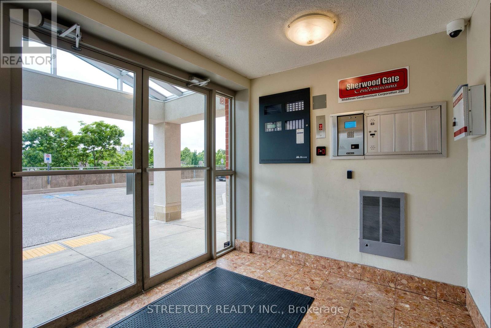 710 - 30 Chapman Court, London North (North I), Ontario  N6G 4Y4 - Photo 3 - X12487174