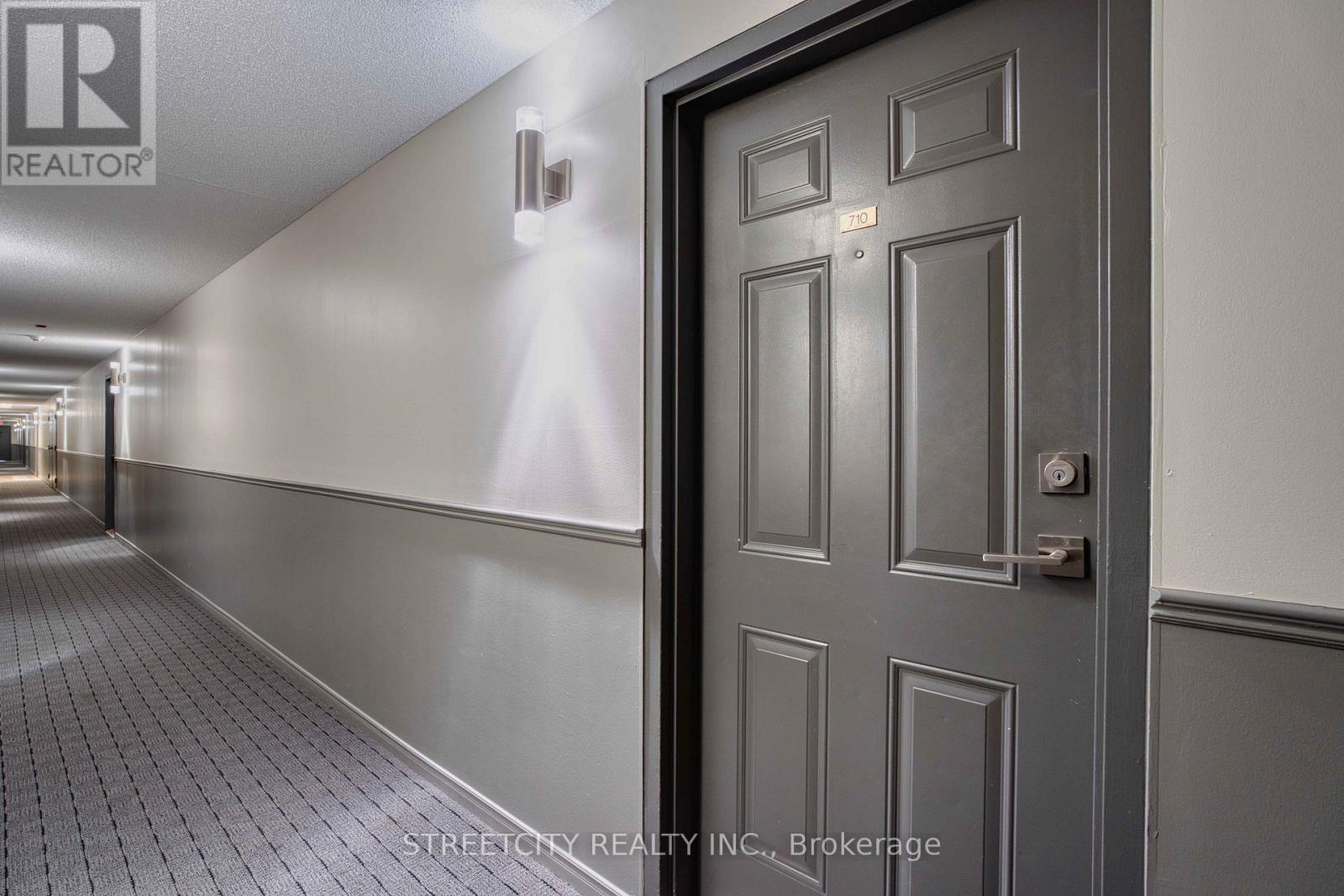 710 - 30 Chapman Court, London North (North I), Ontario  N6G 4Y4 - Photo 5 - X12487174