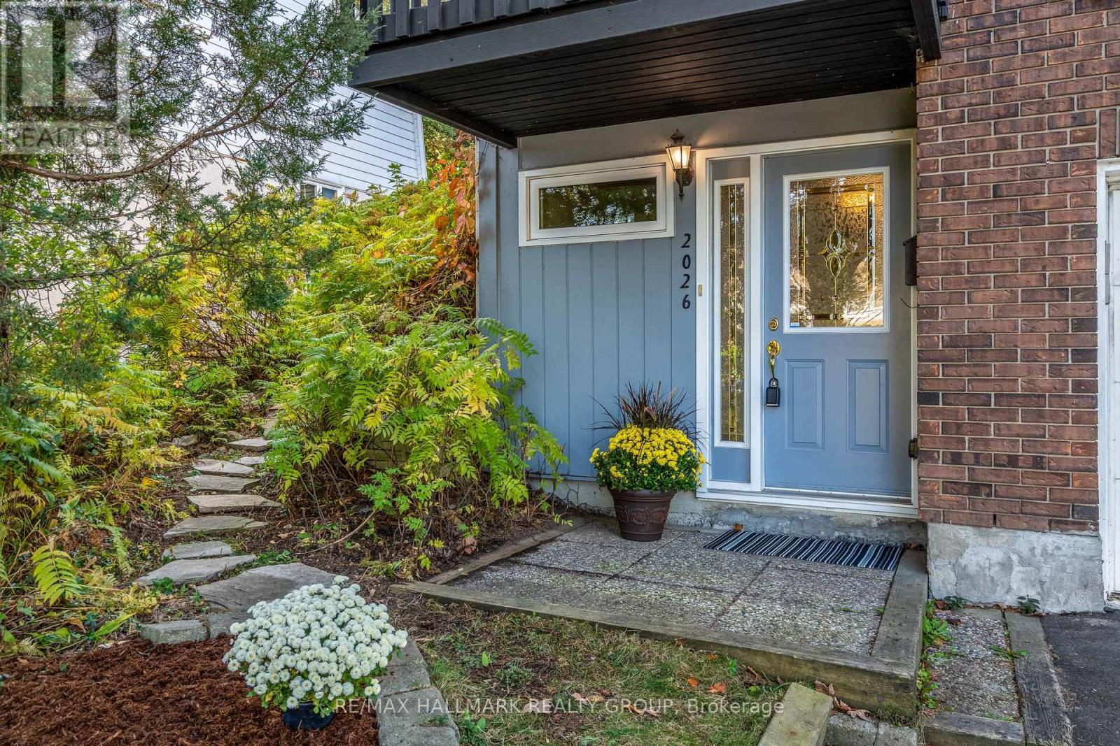 2026 Gatineau View Crescent, Ottawa, Ontario  K1J 7X1 - Photo 2 - X12487220