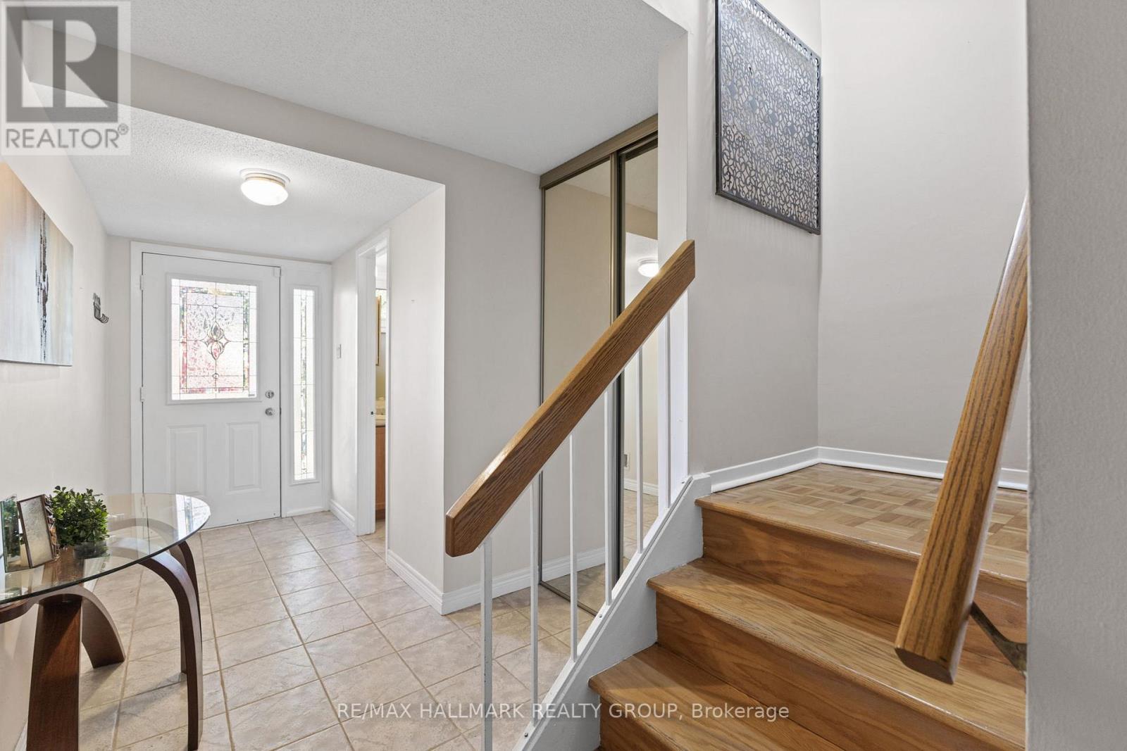 2026 Gatineau View Crescent, Ottawa, Ontario  K1J 7X1 - Photo 3 - X12487220