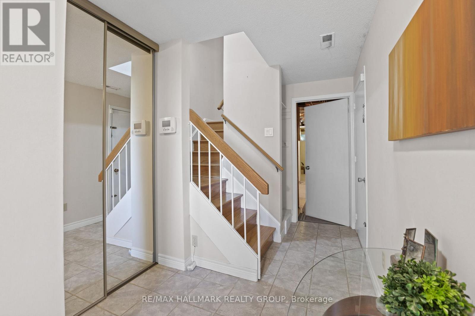 2026 Gatineau View Crescent, Ottawa, Ontario  K1J 7X1 - Photo 4 - X12487220