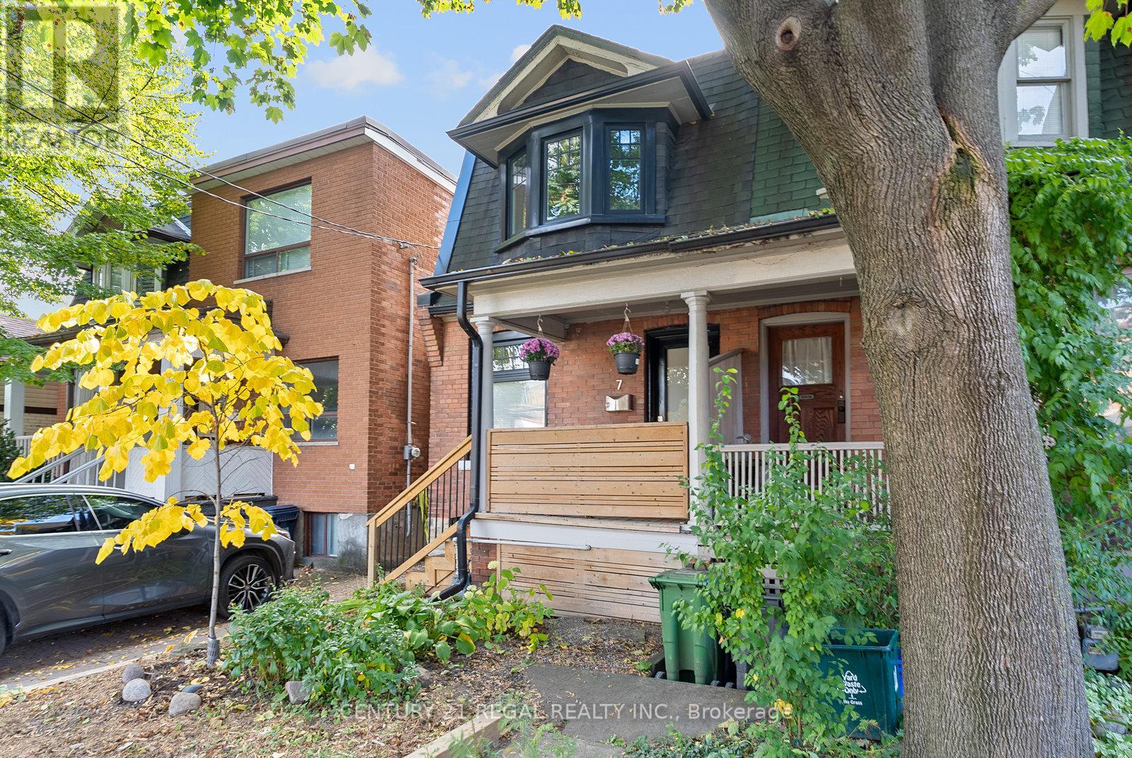 7 Wallace Avenue, Toronto, Ontario  M6H 1T4 - Photo 2 - W12487102