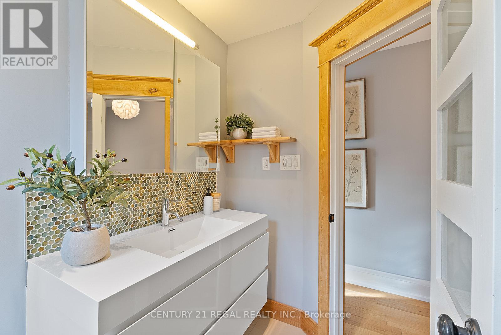 7 Wallace Avenue, Toronto, Ontario  M6H 1T4 - Photo 34 - W12487102