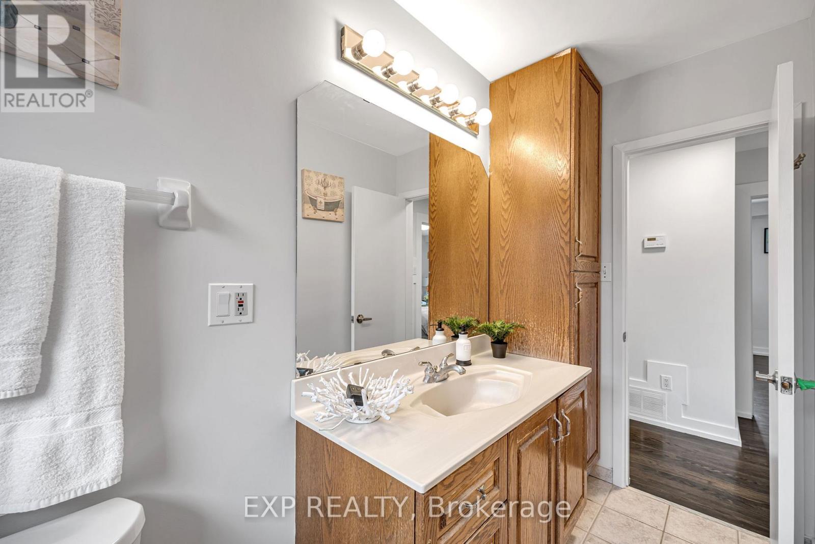 29 Newell Court, Toronto, Ontario  M9A 4T9 - Photo 18 - W12487120