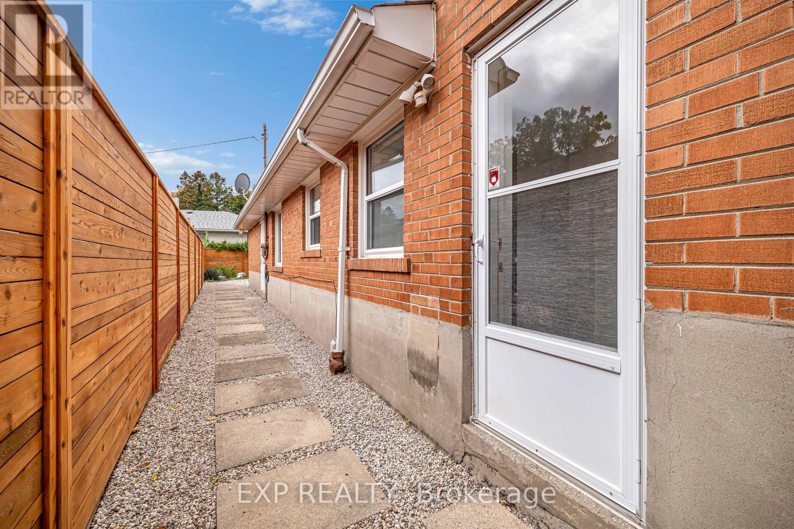 29 Newell Court, Toronto, Ontario  M9A 4T9 - Photo 32 - W12487120