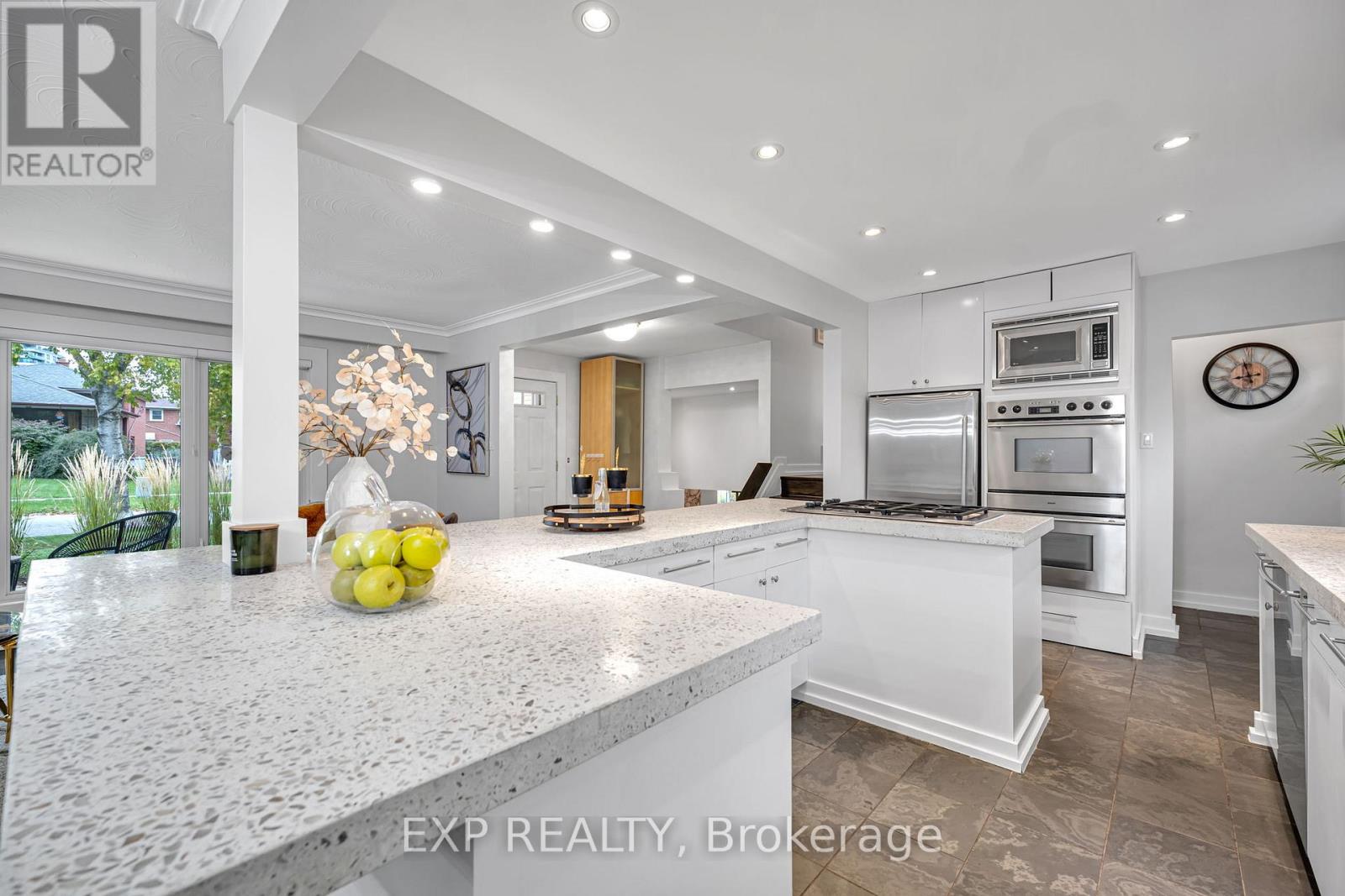 29 Newell Court, Toronto, Ontario  M9A 4T9 - Photo 6 - W12487120