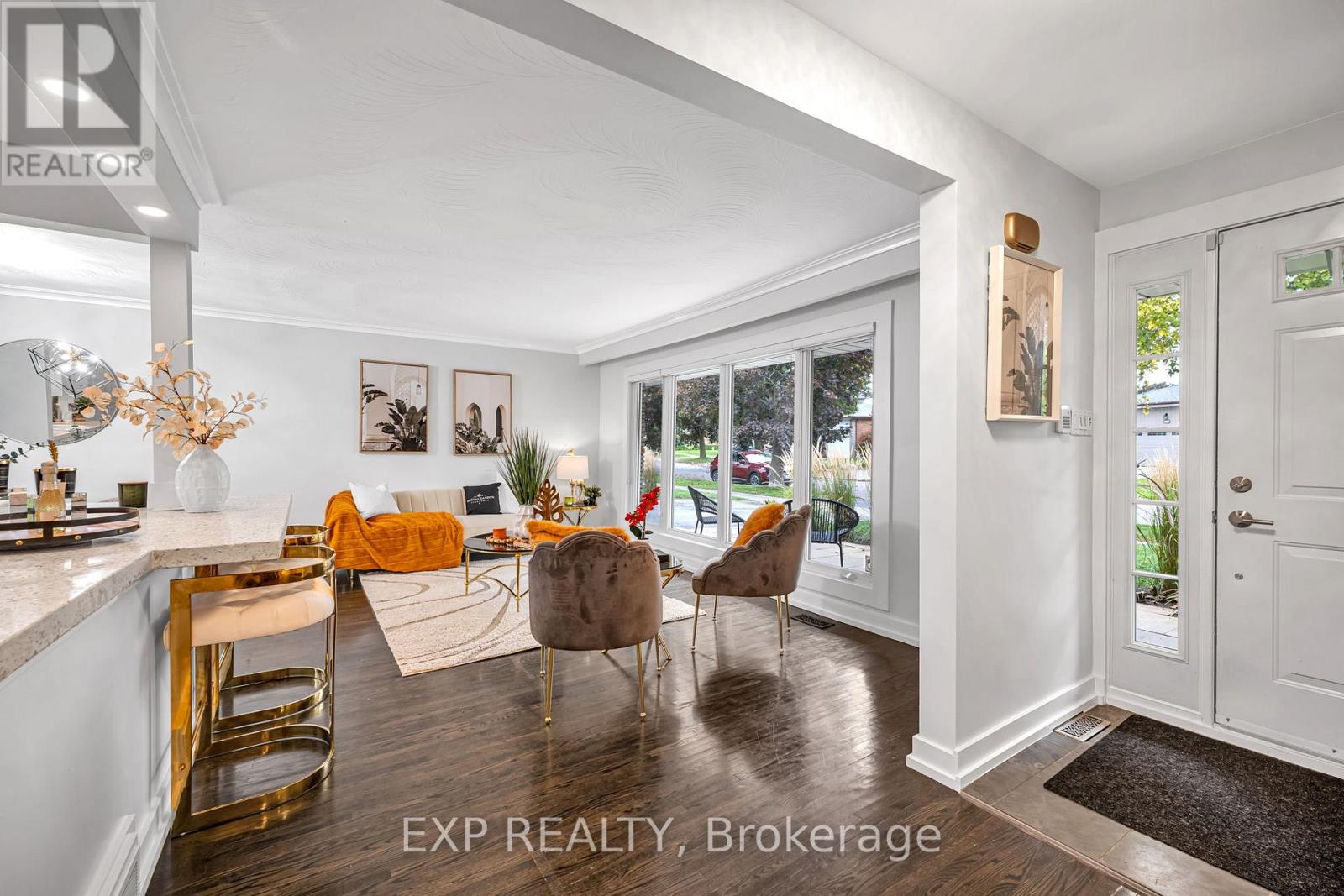 29 Newell Court, Toronto, Ontario  M9A 4T9 - Photo 9 - W12487120