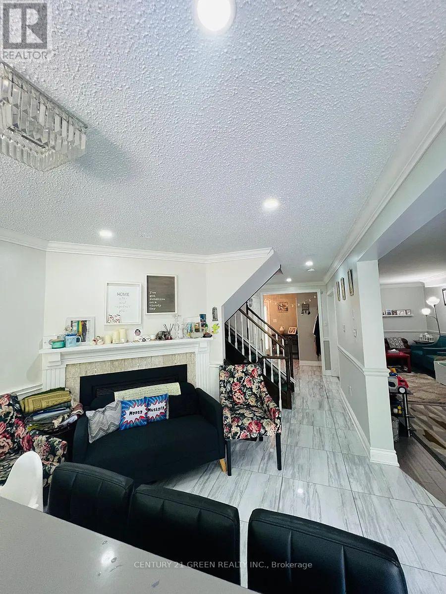 Main - 6335 Plowmans Heath Drive, Mississauga (Meadowvale), Ontario  L5N 3W1 - Photo 5 - W12487136