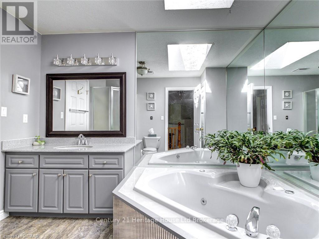 10 Blackfoot Place, Woodstock (Woodstock - North), Ontario  N4T 1E2 - Photo 17 - X12487164