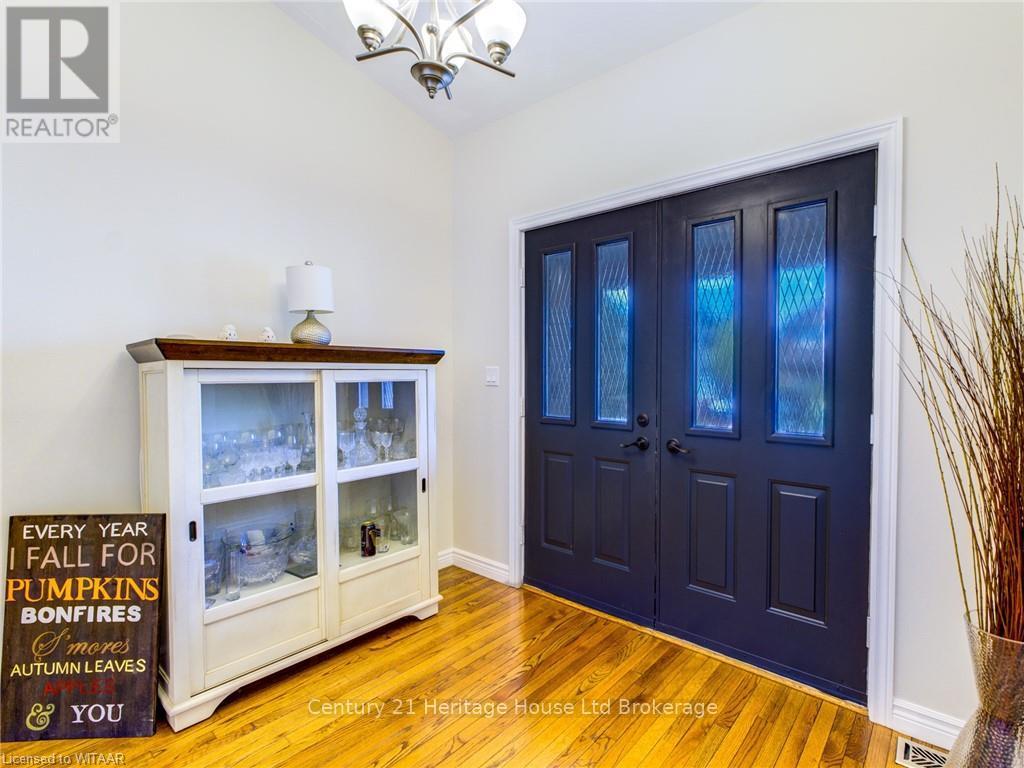 10 Blackfoot Place, Woodstock (Woodstock - North), Ontario  N4T 1E2 - Photo 2 - X12487164