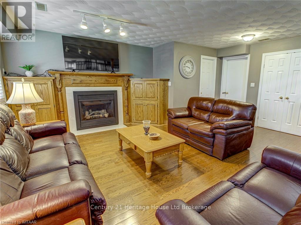 10 Blackfoot Place, Woodstock (Woodstock - North), Ontario  N4T 1E2 - Photo 27 - X12487164