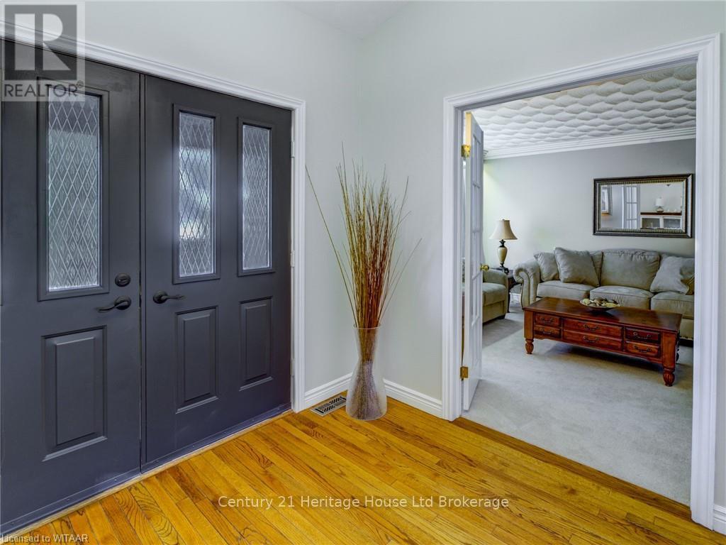 10 Blackfoot Place, Woodstock (Woodstock - North), Ontario  N4T 1E2 - Photo 3 - X12487164