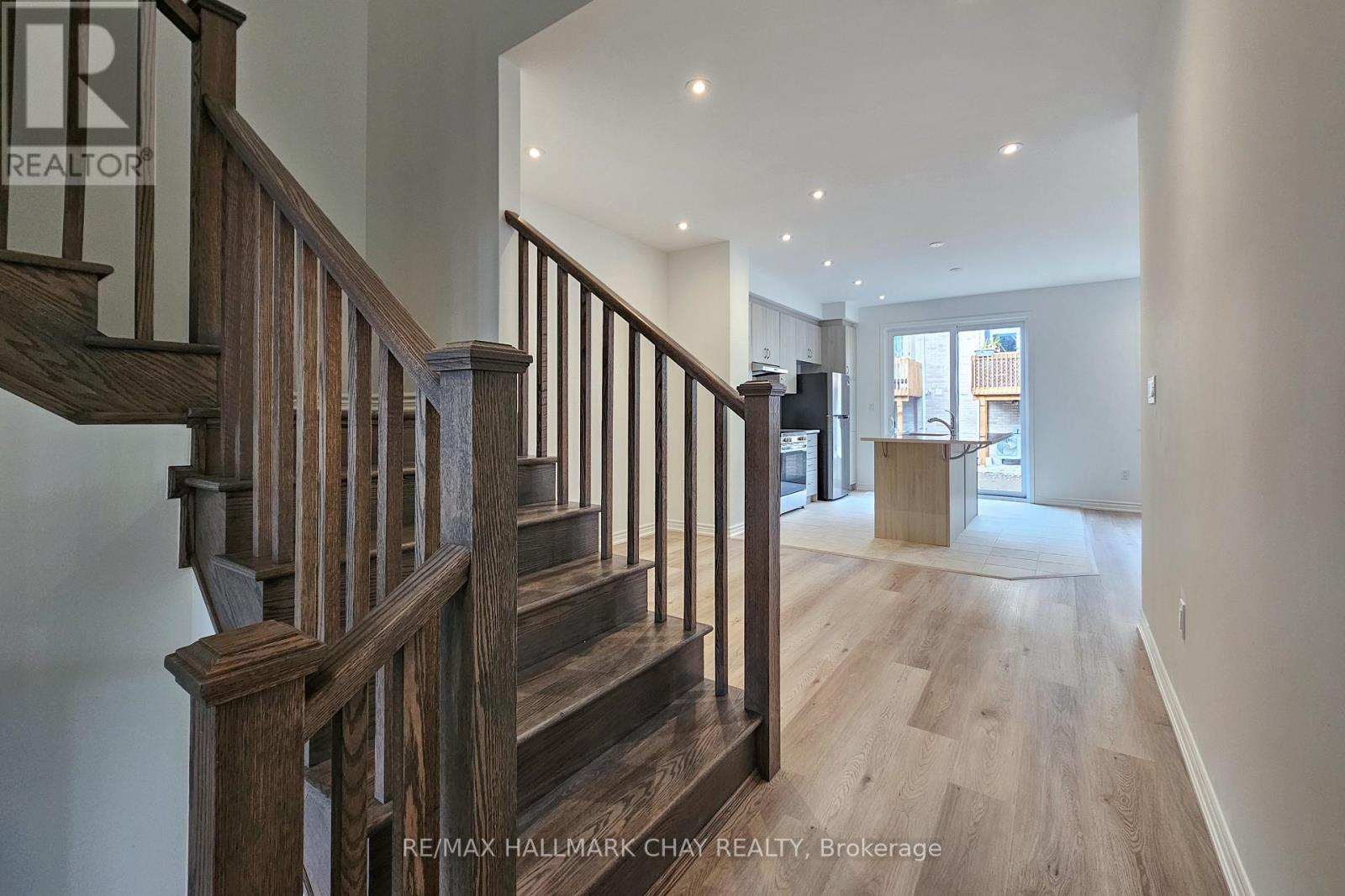 8 Vinewood Crescent, Barrie, Ontario L9J 0B7 - Photo 4 - S12454758