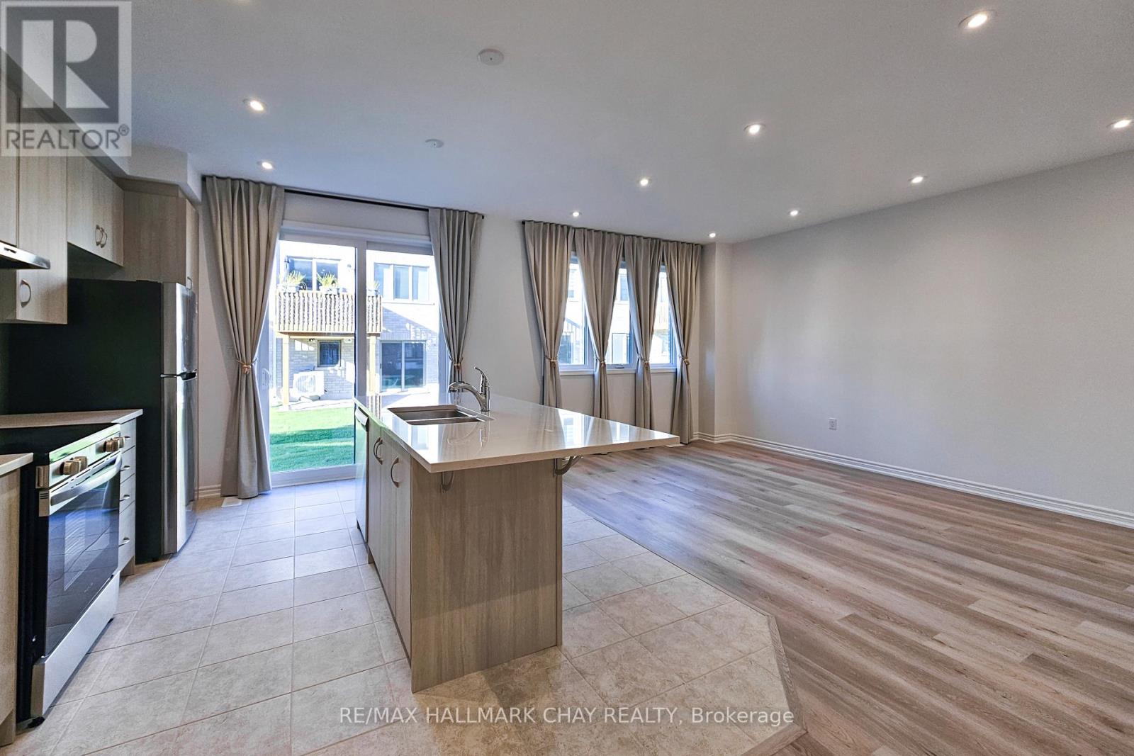 8 Vinewood Crescent, Barrie, Ontario L9J 0B7 - Photo 6 - S12454758