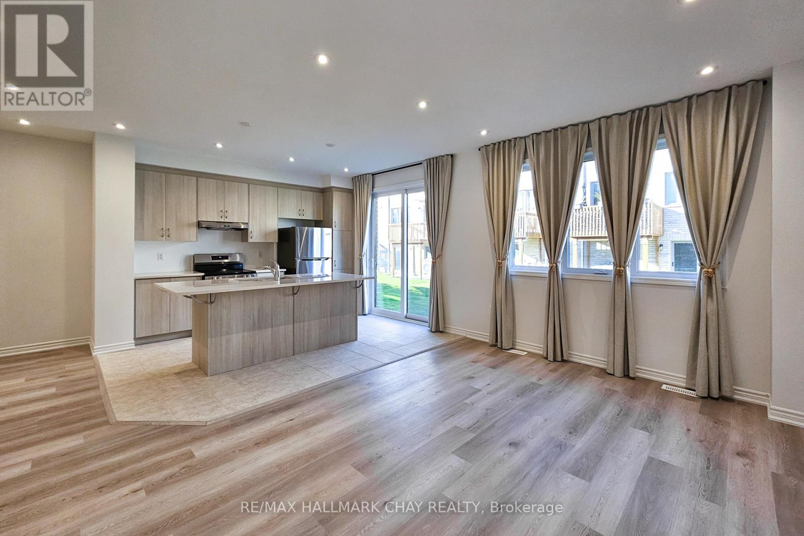 8 Vinewood Crescent, Barrie, Ontario L9J 0B7 - Photo 7 - S12454758