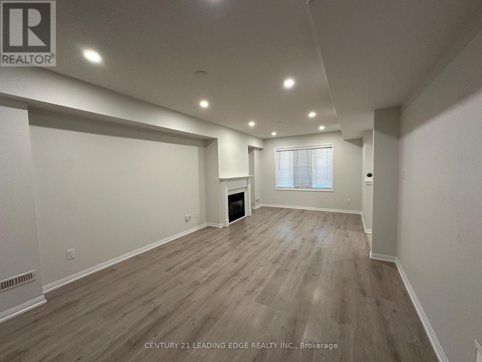 438 Beach Boulevard, Hamilton (Hamilton Beach), Ontario  L8H 6X1 - Photo 3 - X12486516